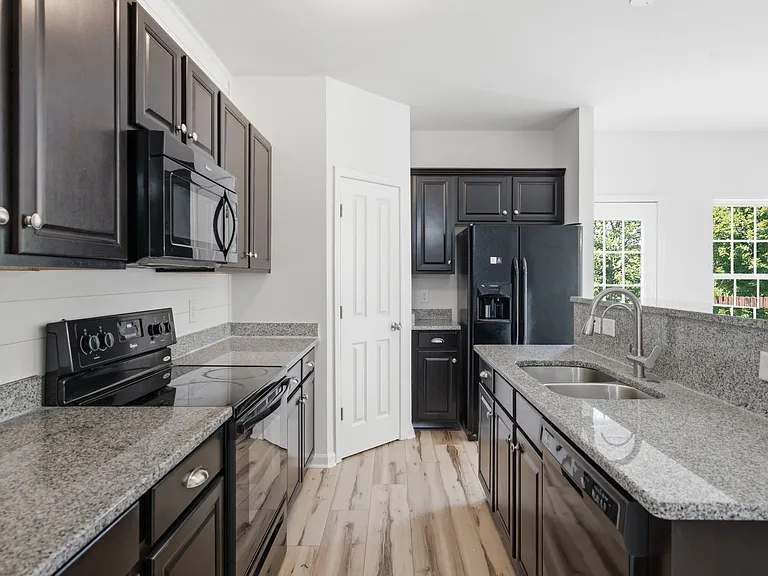 5003 Hemlock Ct — Photo 10