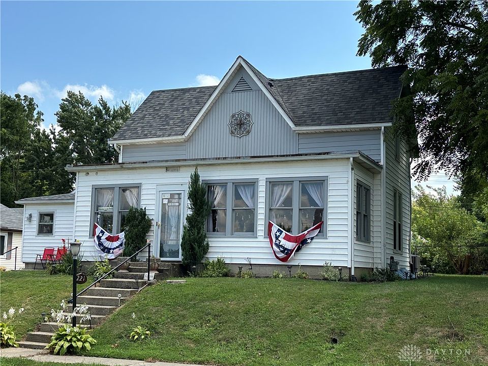 1st image of 221 E Walnut St