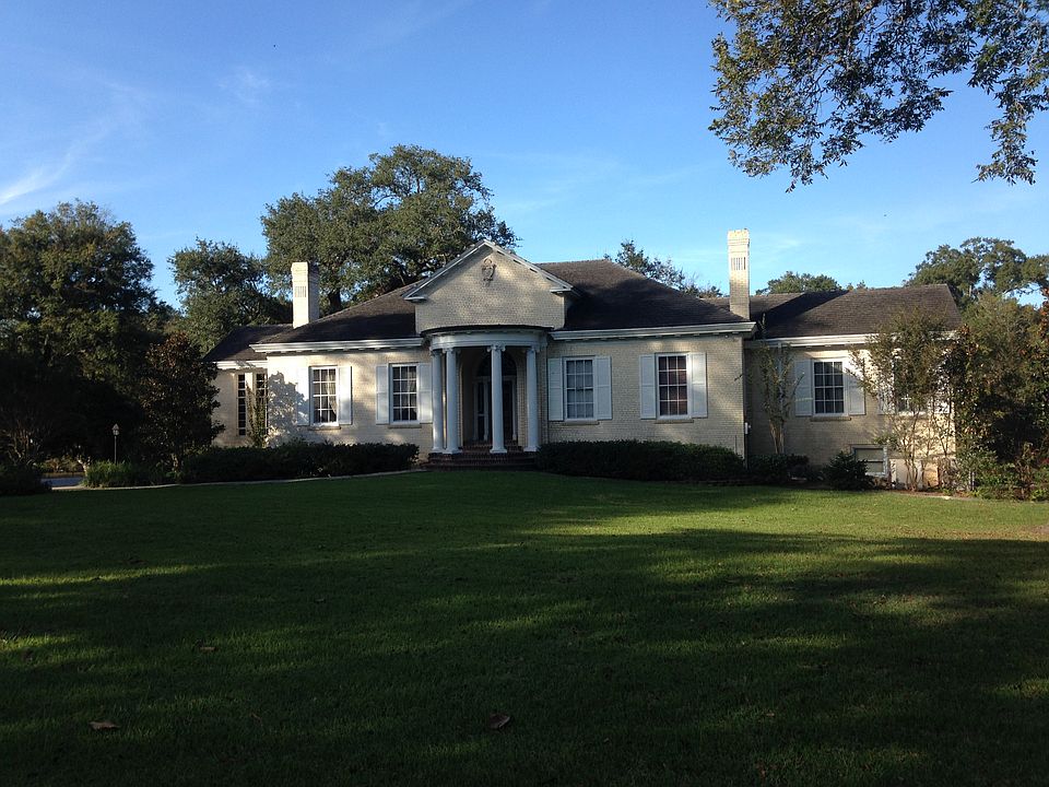 1st image of 100 Edgewater Dr