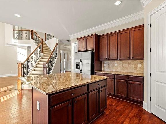 3rd image of 591 Heywood St