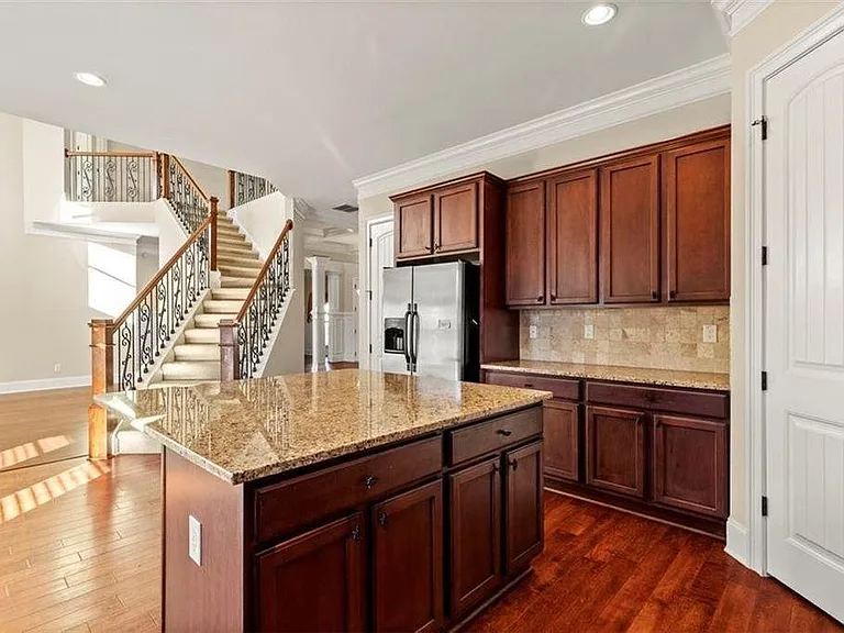 591 Heywood St — Photo 3