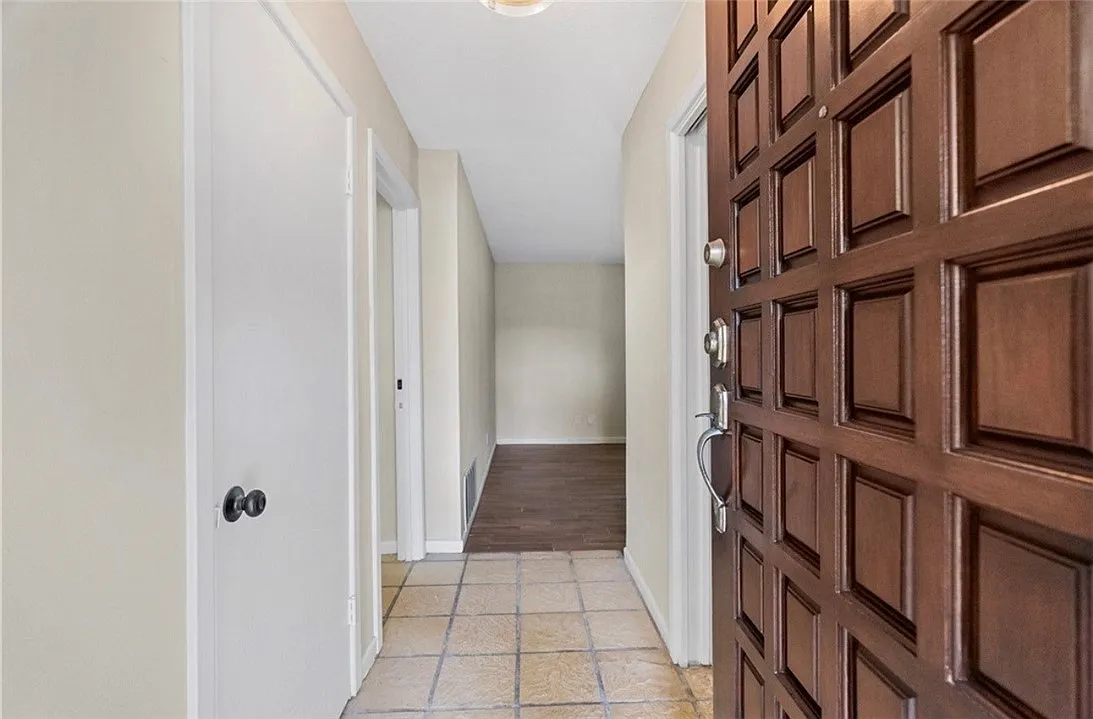 3 bed, 2.0 bath, 2023 sqft, $2,000 — Photo 3