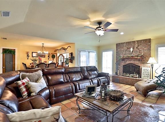 3rd image of 3850 Jennifer Ln