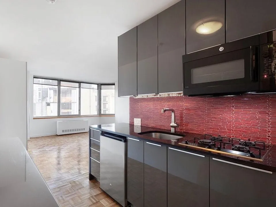 500 W 43rd St #16G