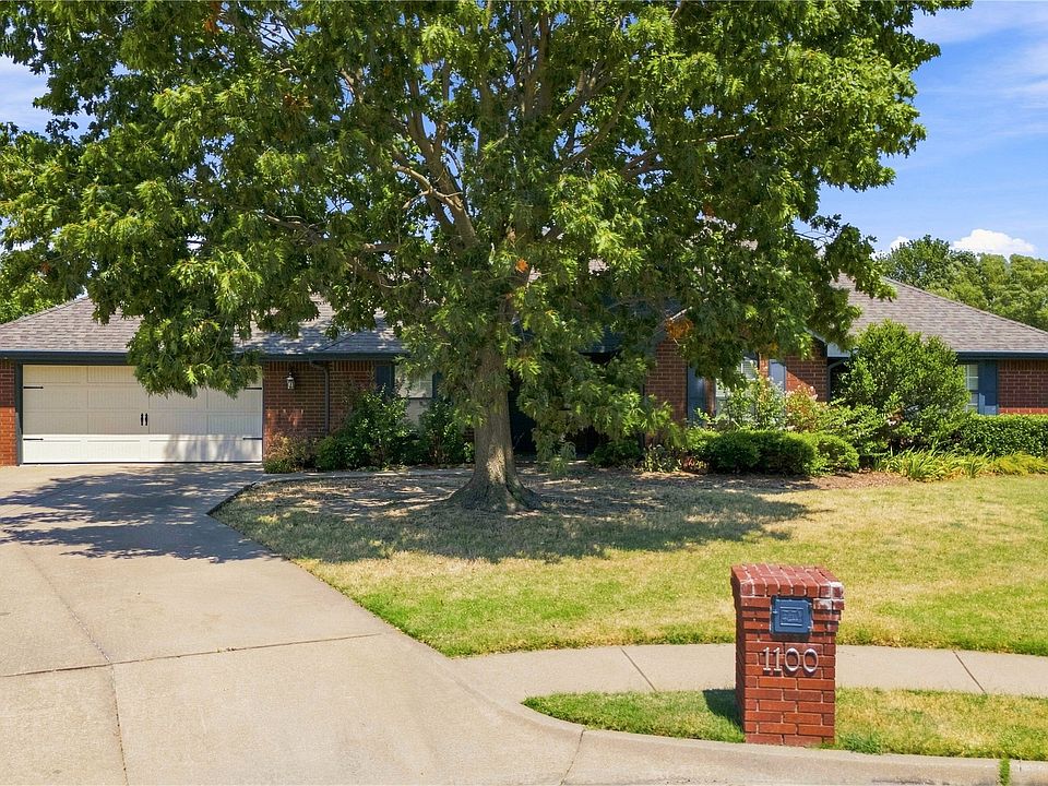 1st image of 1100 SE Manor Dr