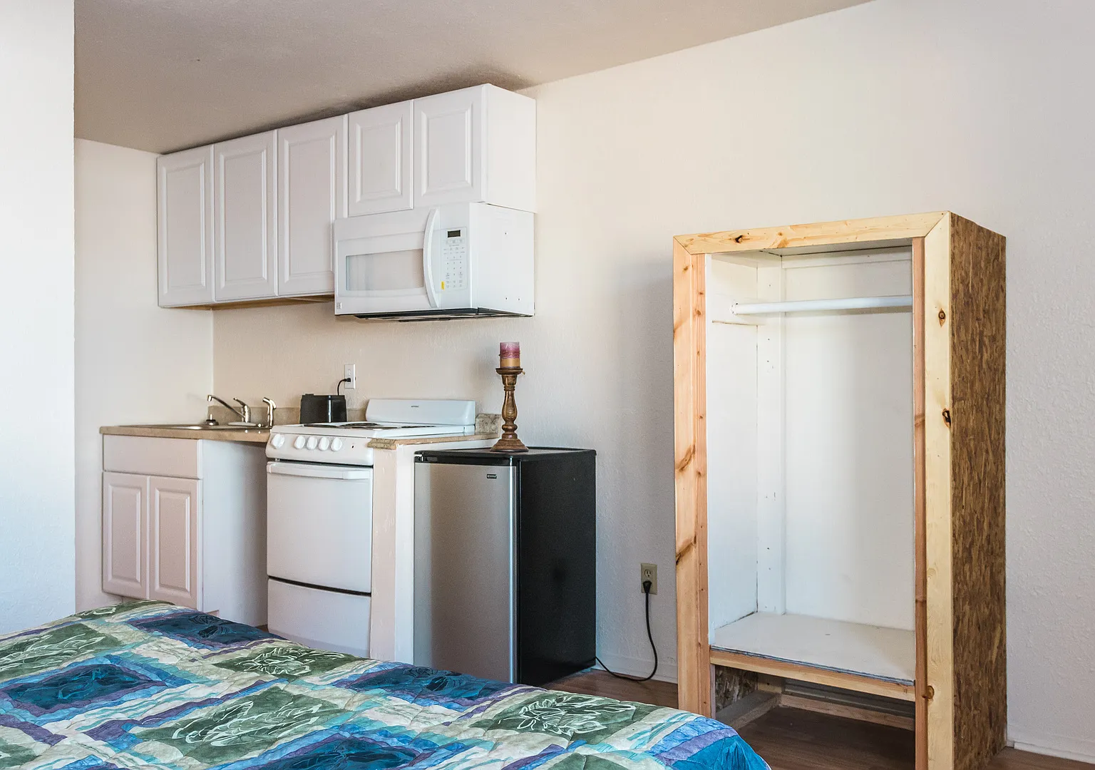 Convenient affordable living close to CMU without roommates! Utilities included — Photo 1