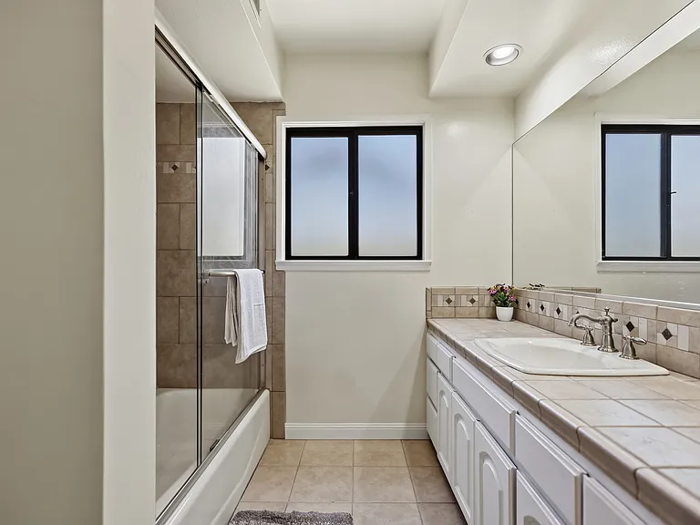 750 E Mountain View Ave — Photo 23