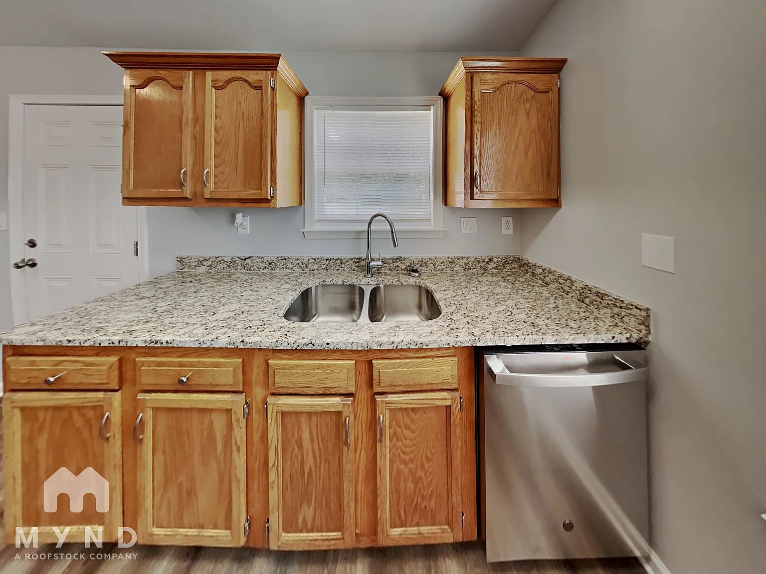3 bed, 2.0 bath, 992 sqft, $1,920 — Photo 4