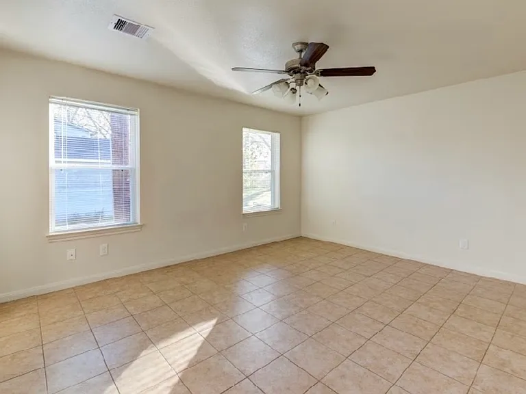 1319 N Houston Ave — Photo 12