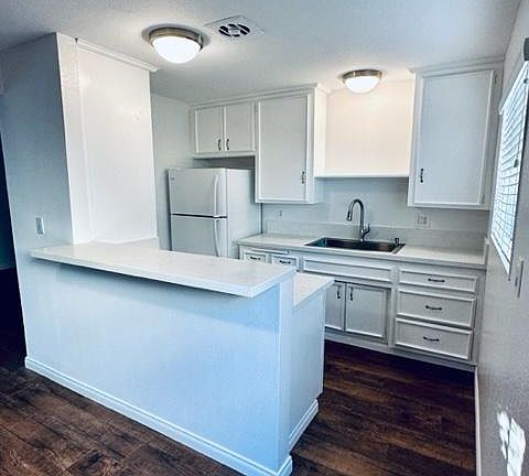 Kitchen (Range hidden behind counter)