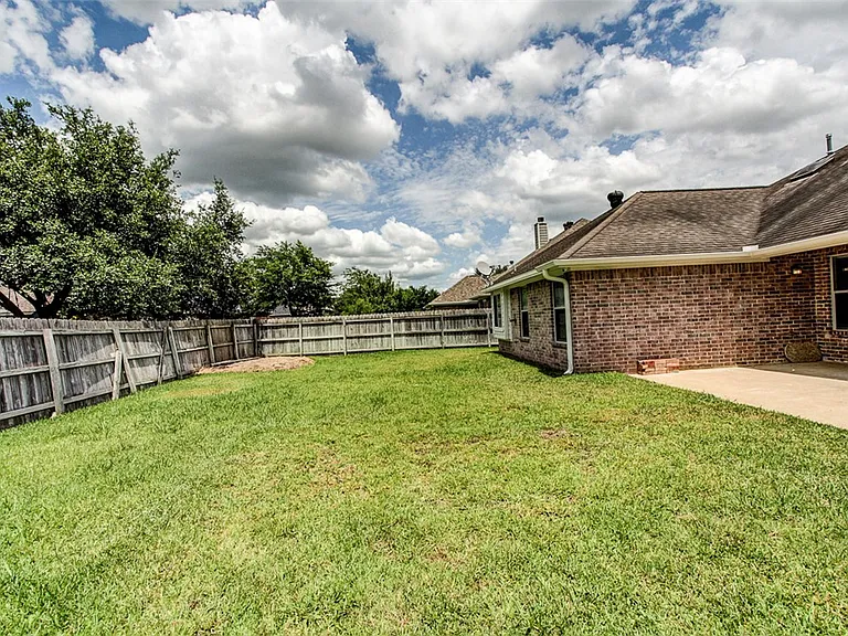305 Landsburg Ln — Photo 25