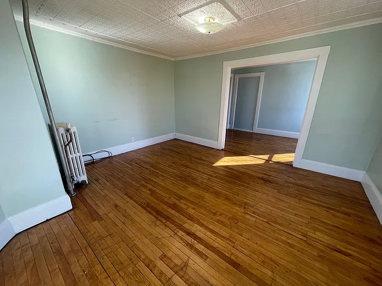 142 College St — Photo 11