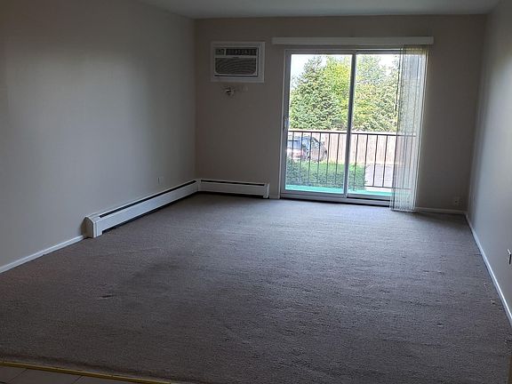 4th image of 3 Hawthorne Ln #208