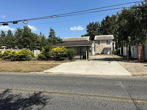 3rd image of 555 E Boyd Dr