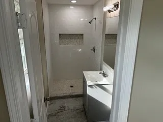 main bedroom bathroom
