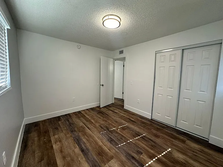 529 SW 4th St — Photo 25