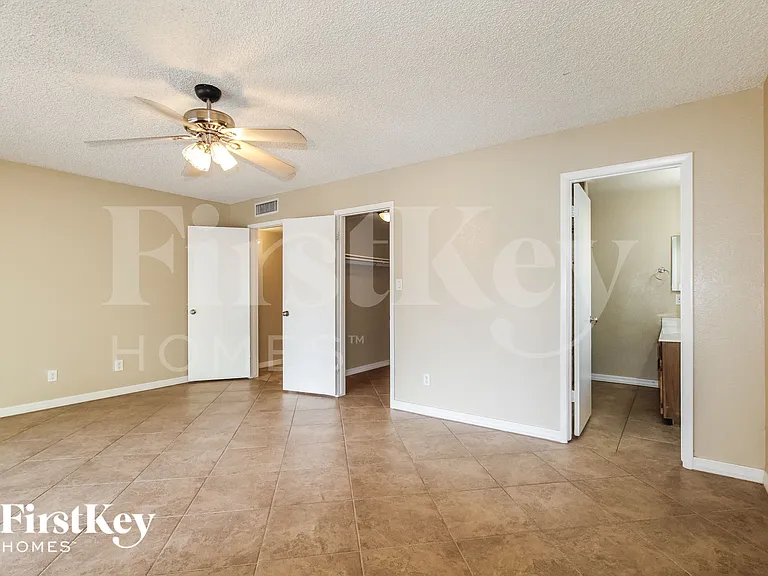 5203 W Sandra Ter — Photo 11