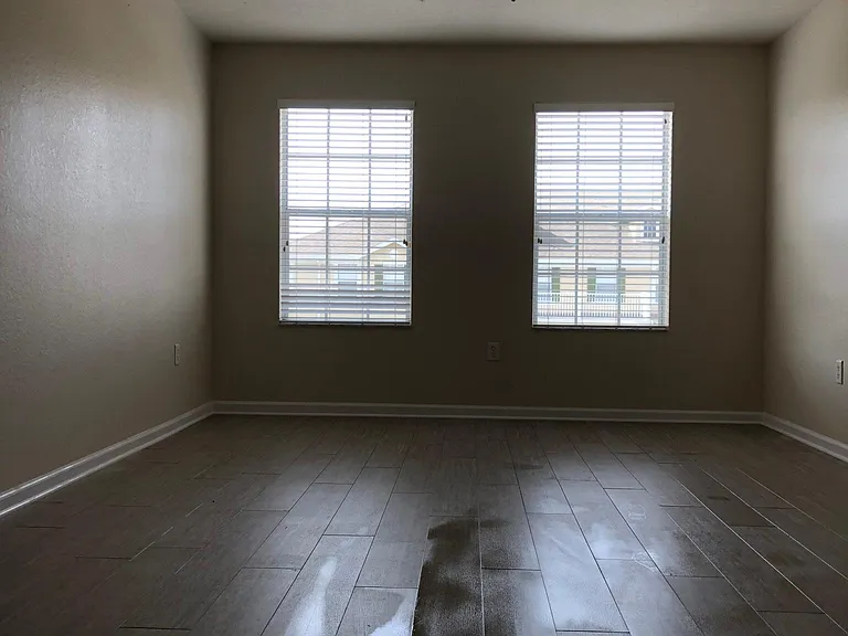 2936 Ashland Ln S — Photo 5