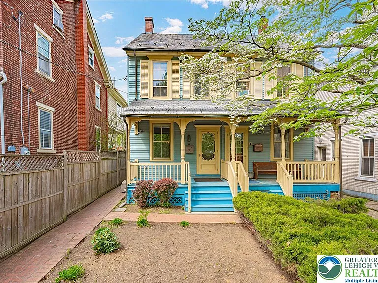 239 E Church St — Photo 2