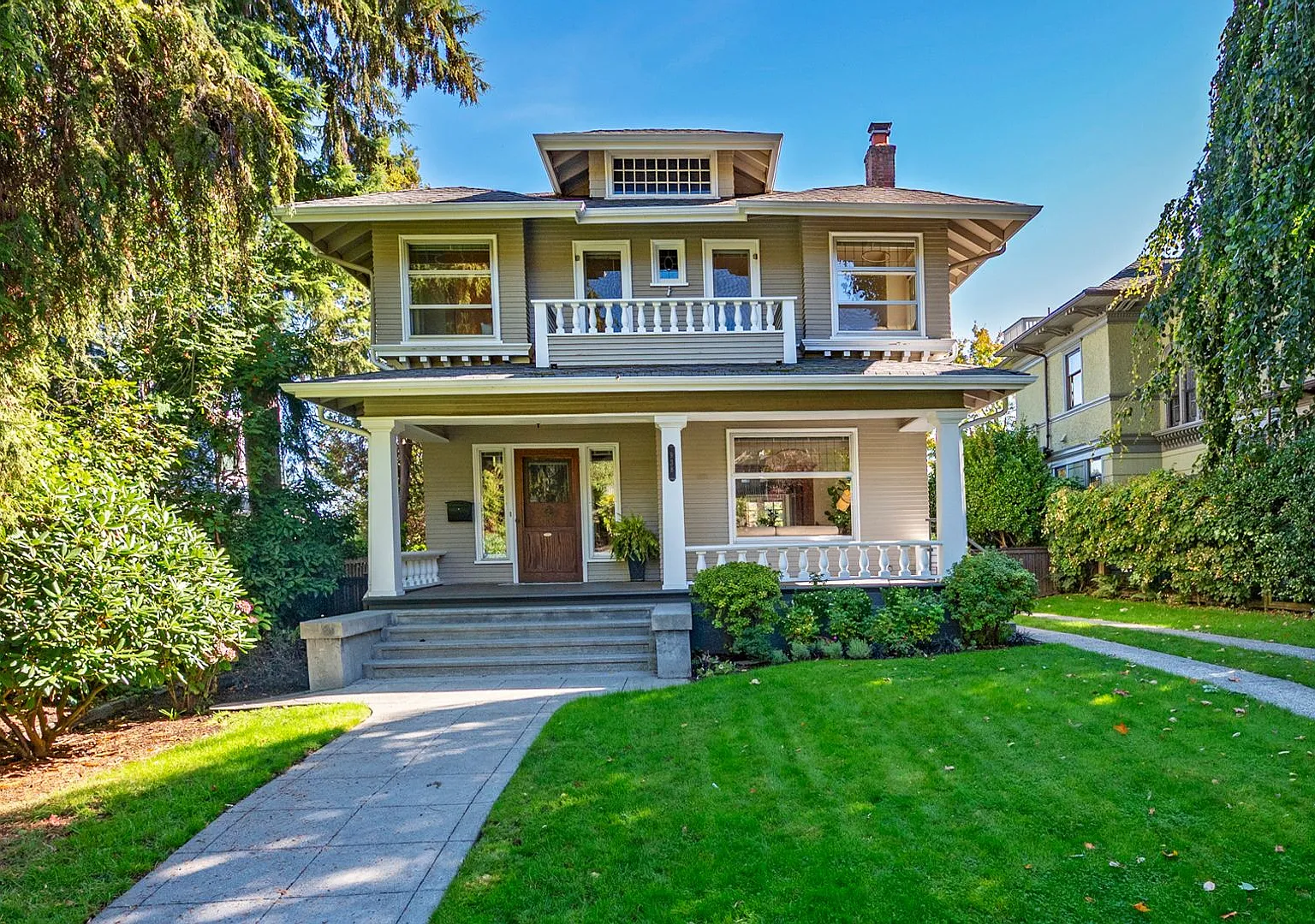 Traditional Four-Corner Craftsman Home on quiet Street in Capitol Hill — Photo 1