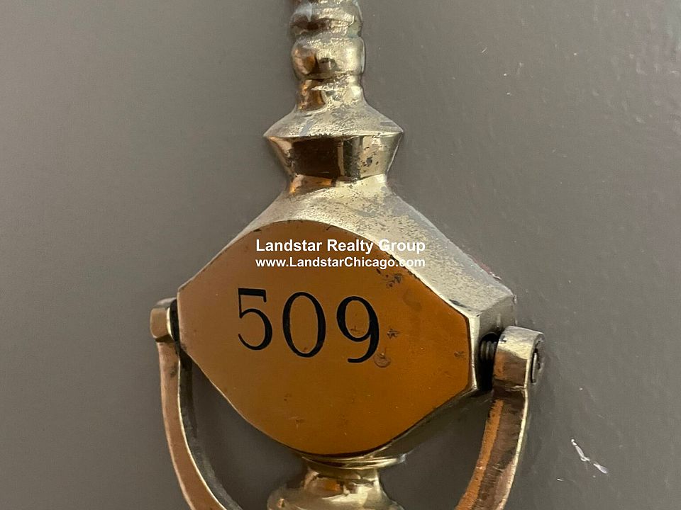 1st image of 3933 N Clarendon Ave #509