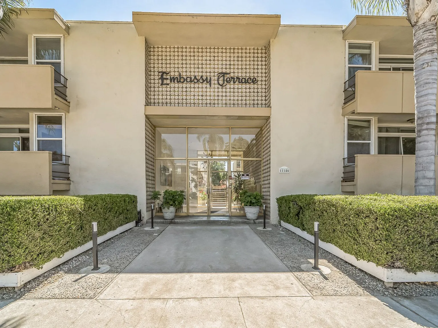 Embassy Terrace — Photo 2