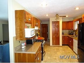 Beautiful Kitchen w Pantry