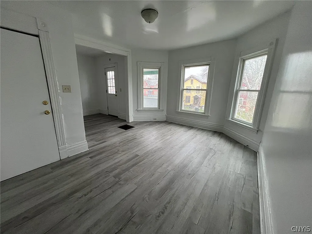 2 bed, 1.0 bath, 2046 sqft, $1,300 — Photo 3