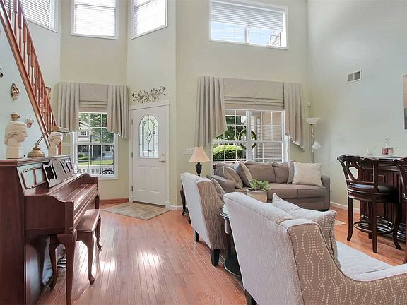 3rd image of 106 Meadow Pond Cir