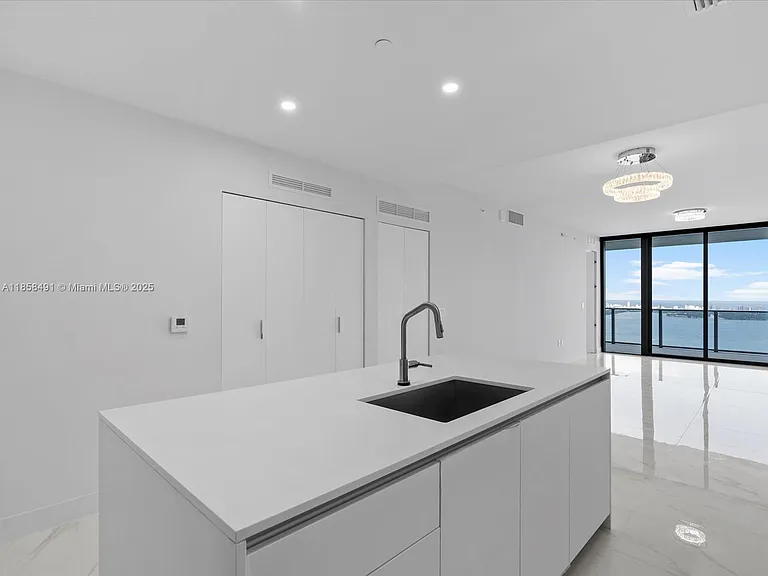 700 NE 24th St #4906 — Photo 6