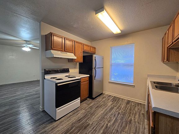 5th image of 1703 Cedarhill Dr #C