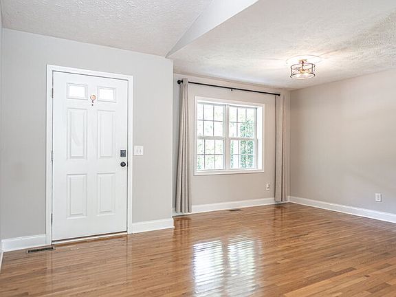 5th image of 22 Alexander Ln