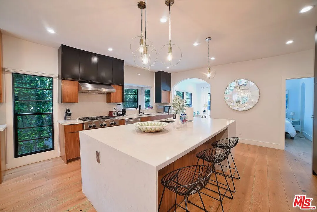 6 bed, 5.5 bath, 3230 sqft, $17,000 — Photo 4