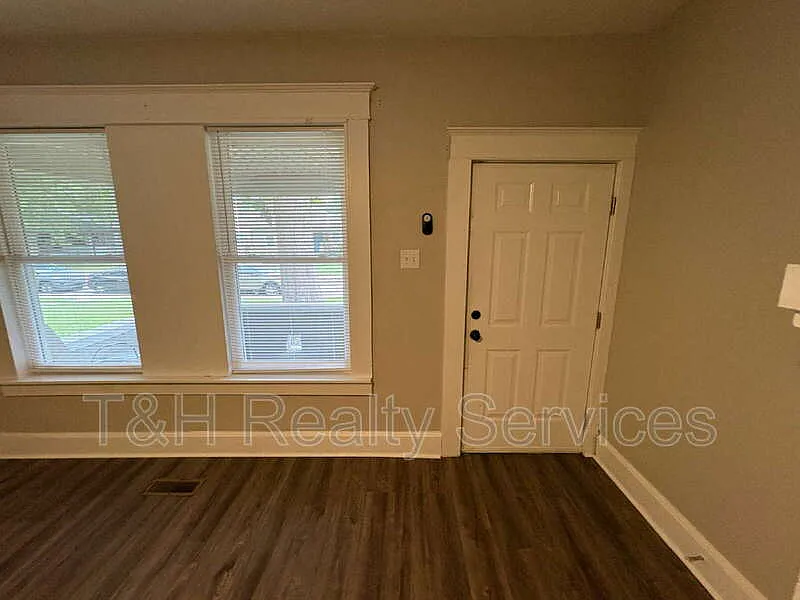 3 bed, 1.5 bath, $1,500 — Photo 2