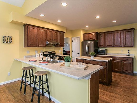 Kitchen with breakfast bar