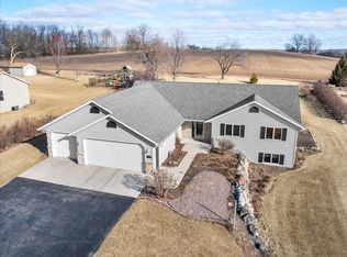 652 Bobolink Ln, Cascade, WI 53011