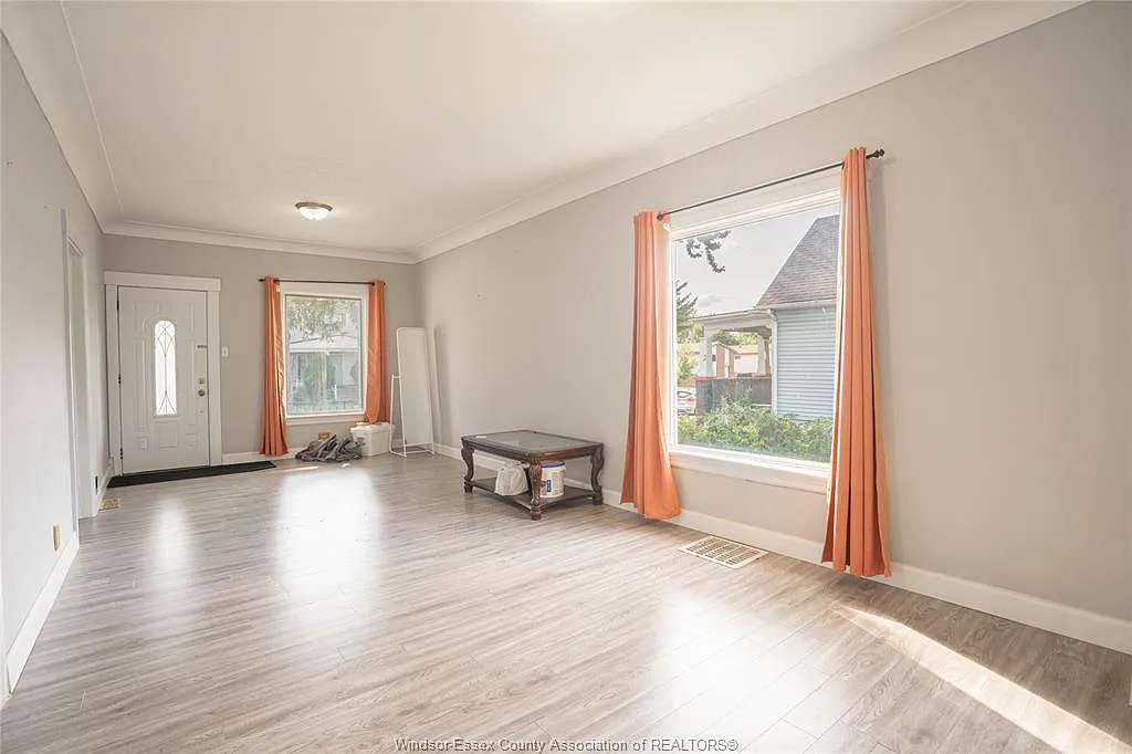4 bed, $2,400 — Photo 4