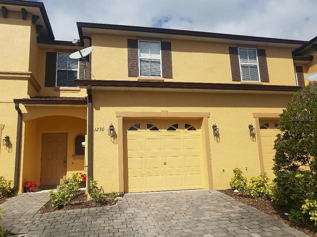 3 bed, 2.5 bath, 1203 sqft, $1,900 — Photo 1