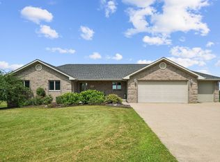 8423 Southern Hills Ct, Dubuque, IA 52003