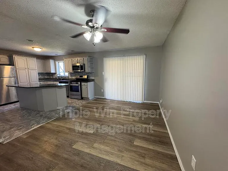 513 Coachway Ln — Photo 13