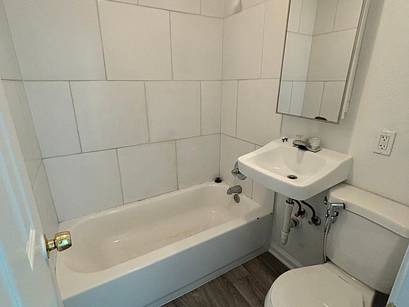 3rd image of 1525 E Sunnyside Dr APT A