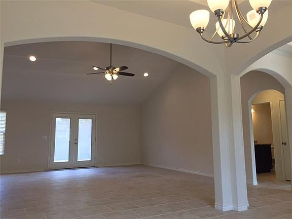 5th image of 321 Somerset Cir