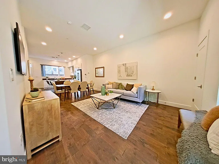 421 Wallace St — Photo 7