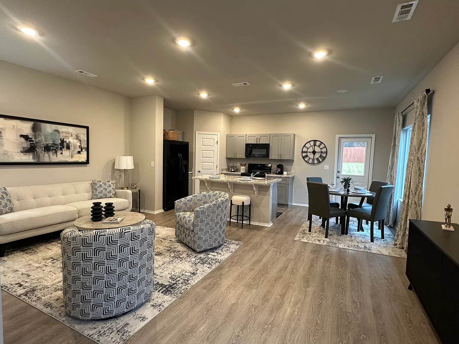 3 bed, 1430 sqft, $1,700 — Photo 4