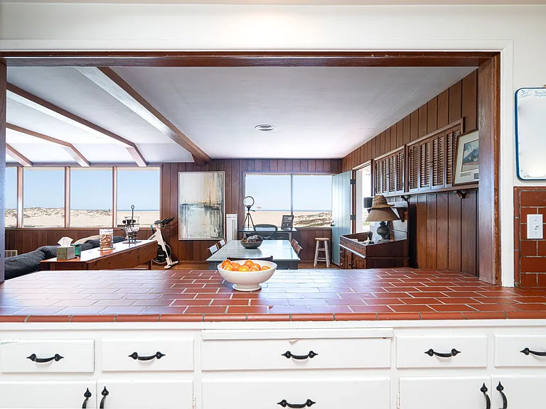 2124 E Oceanfront — Photo 17