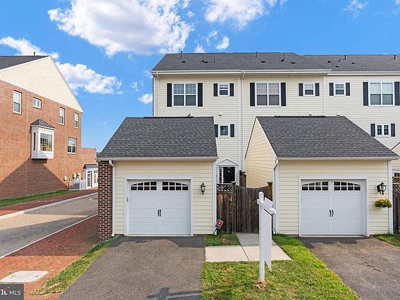 3rd image of 572 Marina Landing Ln