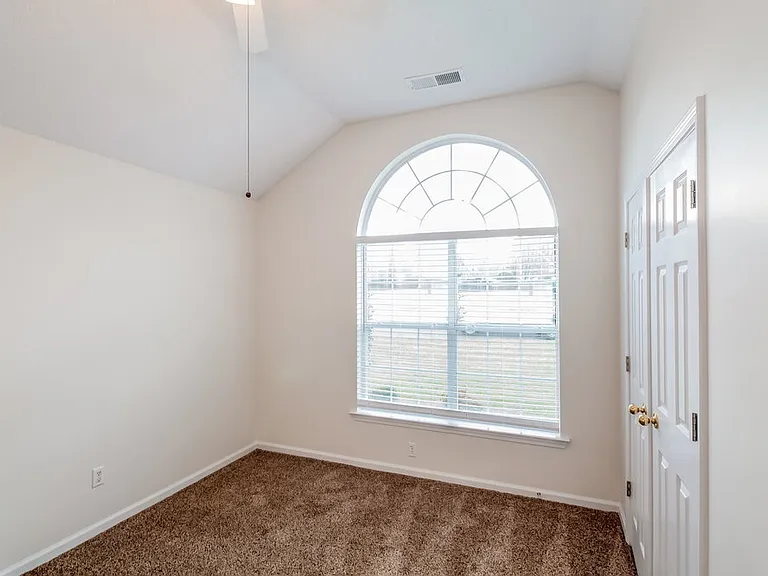 3920 Paramount Cv — Photo 13