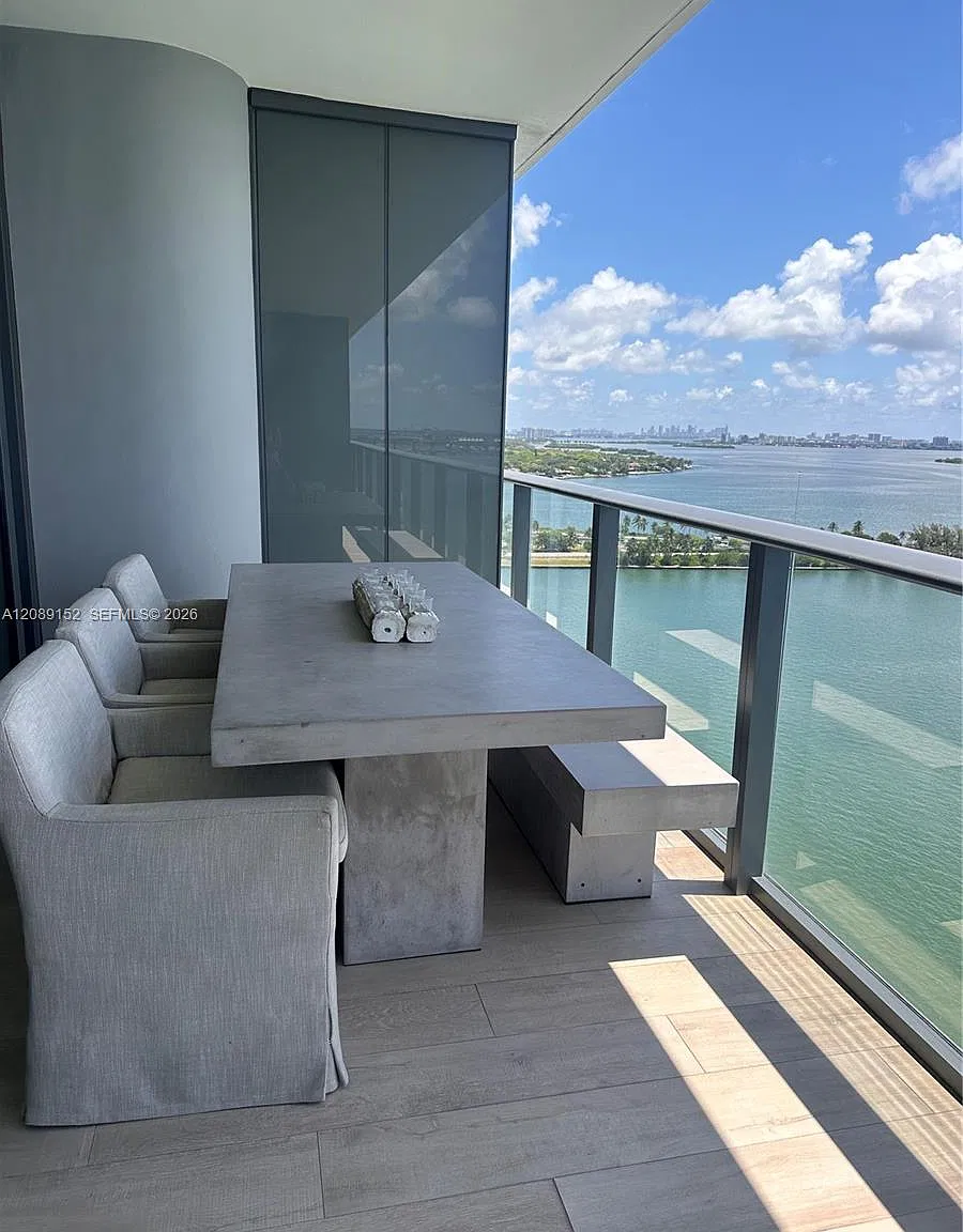 One Paraiso Condo — Photo 1