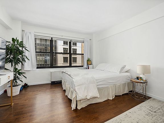 3rd image of 140 E 56th St APT 7G