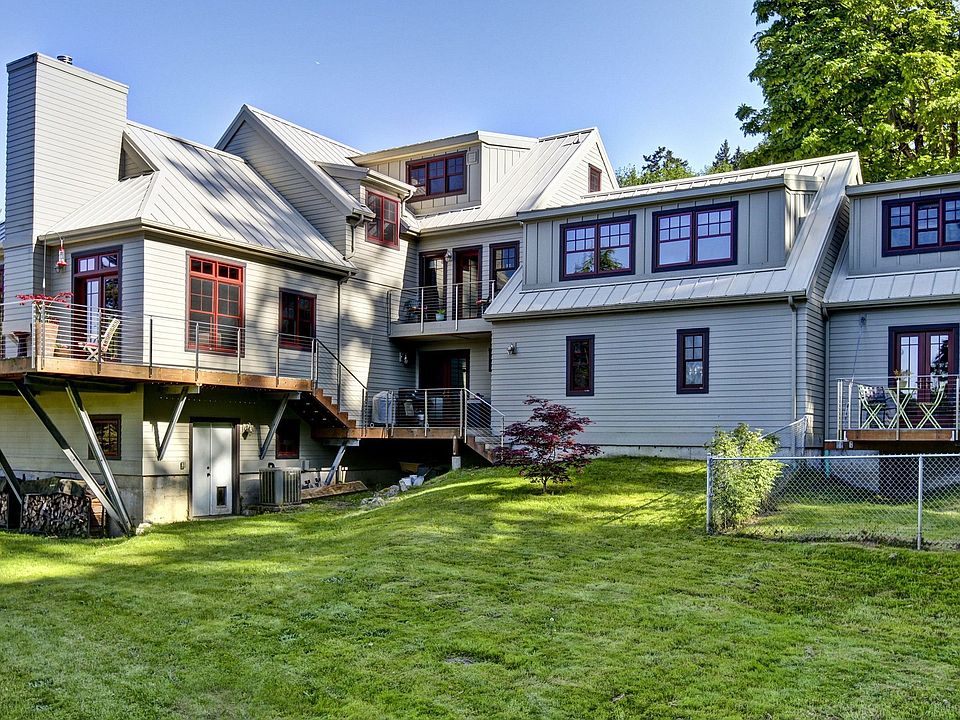 The main house, with attached guesthouse on far right.